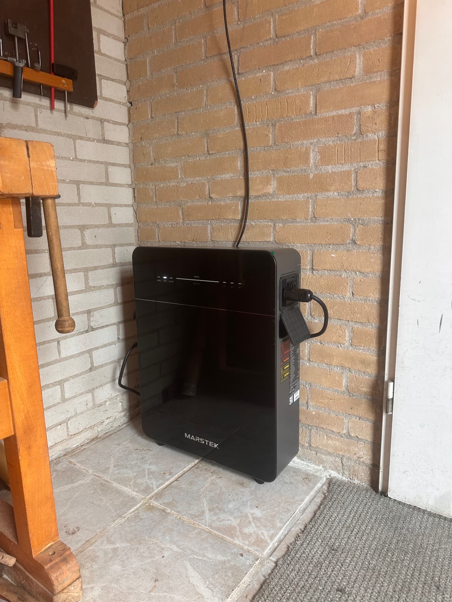 Marstek thuisbatterij tegen de muur gemonteerd naast de meterkast