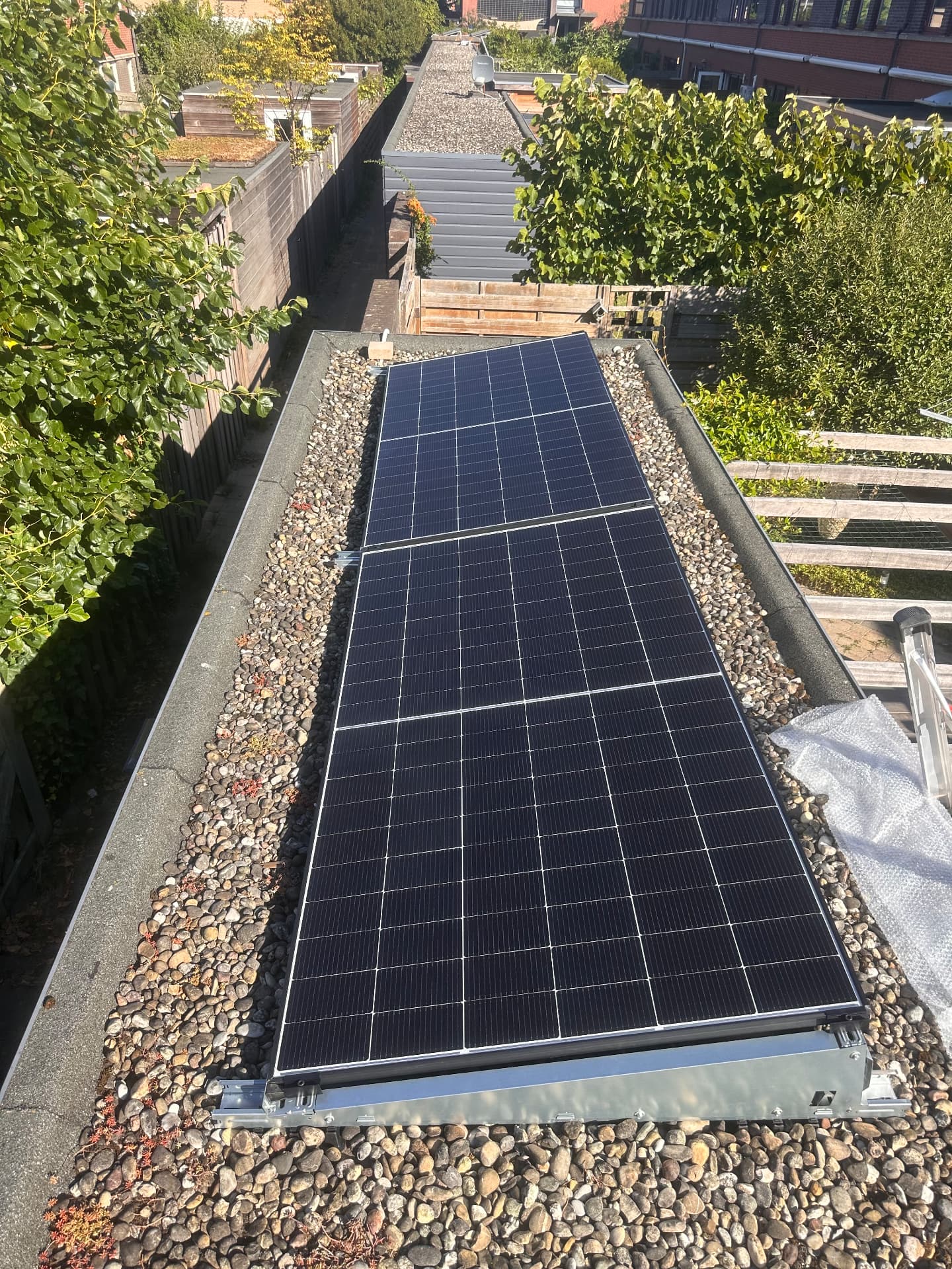 Plat dak volledig belegd met zonnepanelen in een strakke uitlijning