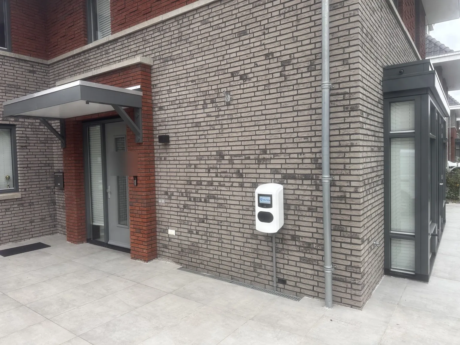 Alfen-laadstation met twee aansluitingen aan de gevel