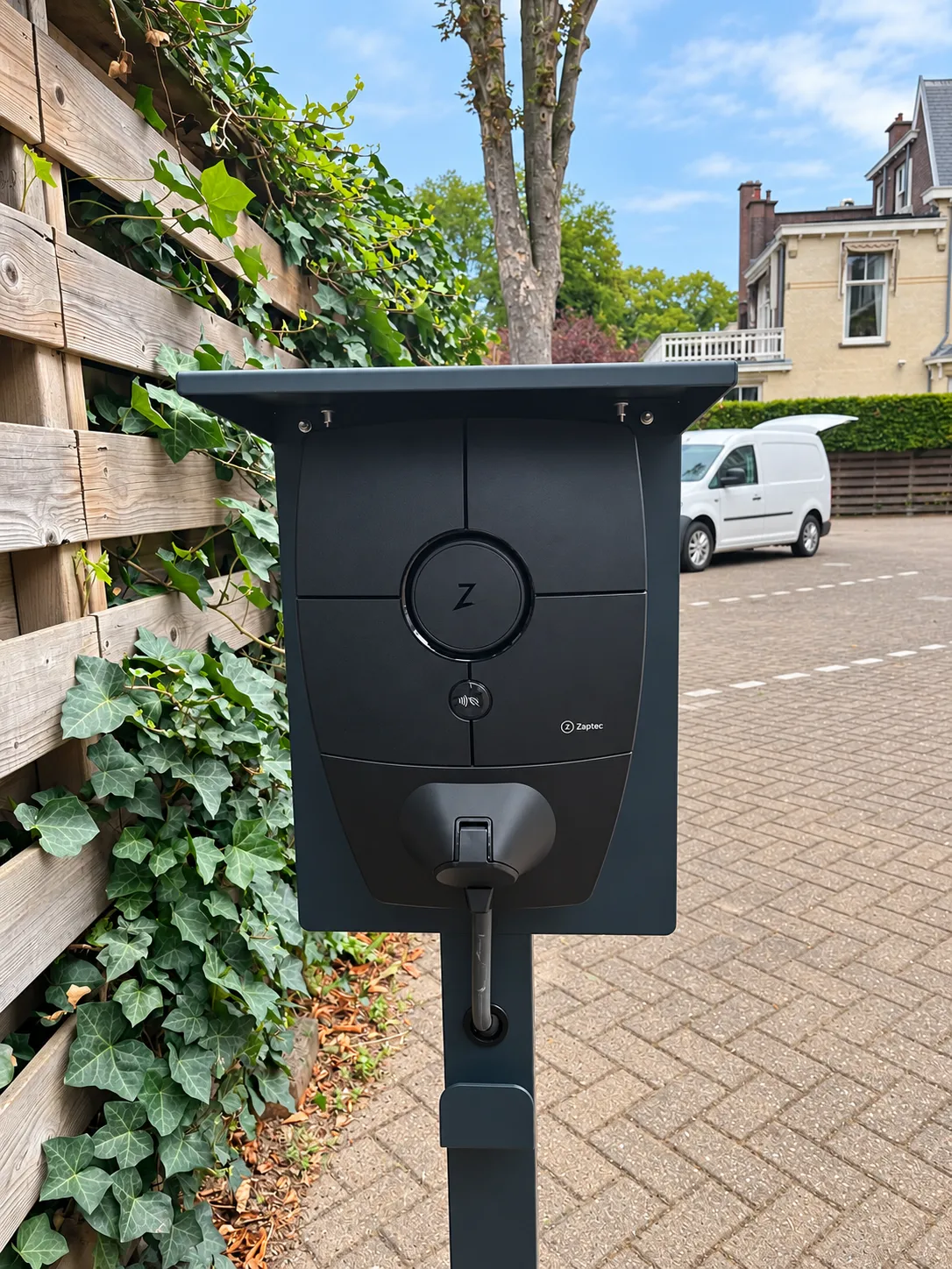 Zaptec Pro-laadstation op een duopaal