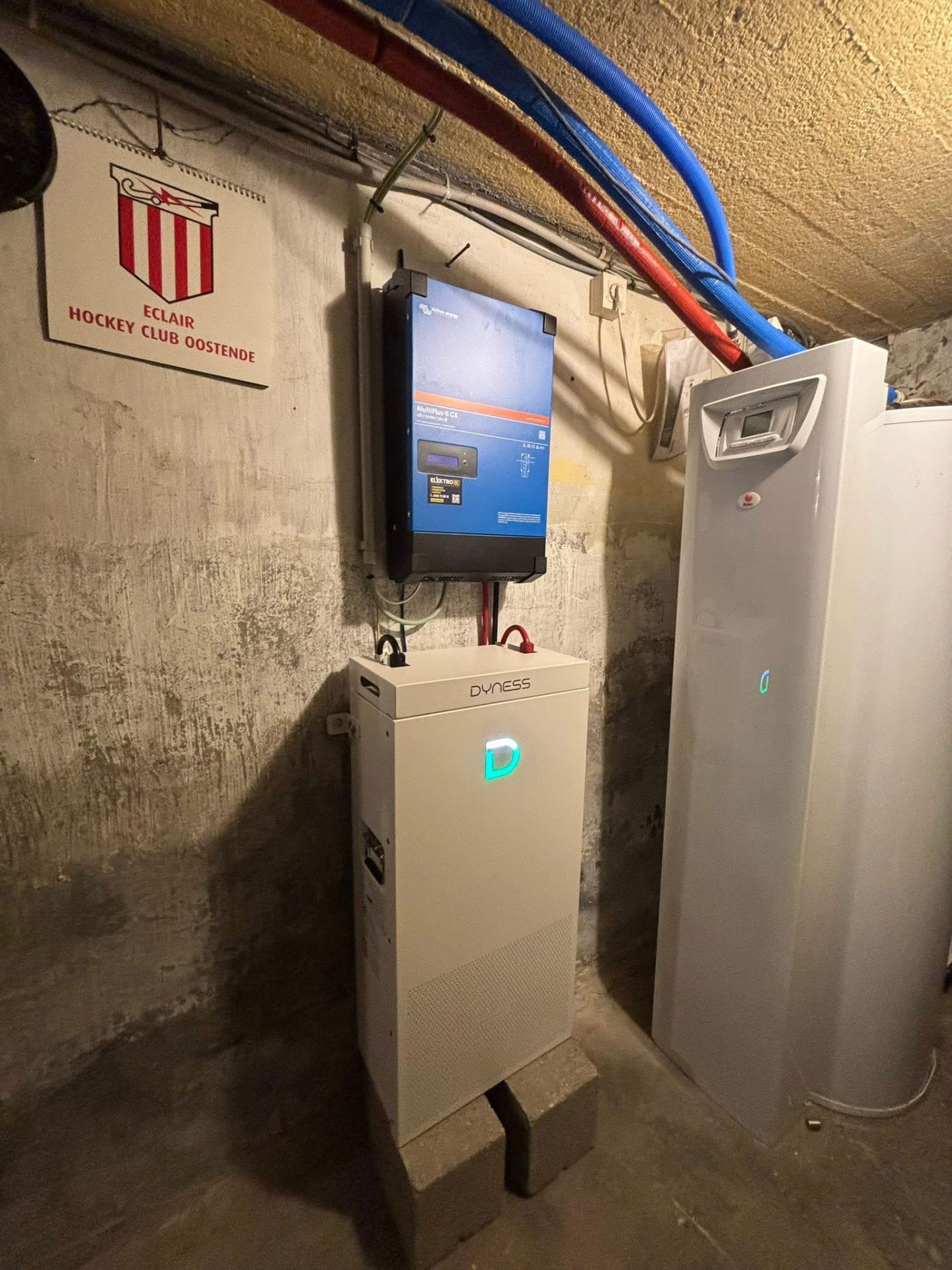 Dyness batterijmodules met Victron omvormer in een technische ruimte