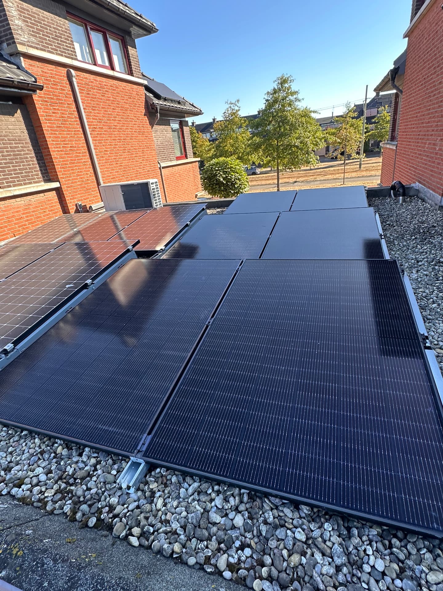 Bekabeling van de zonnepanelen netjes weggewerkt langs de montagerails