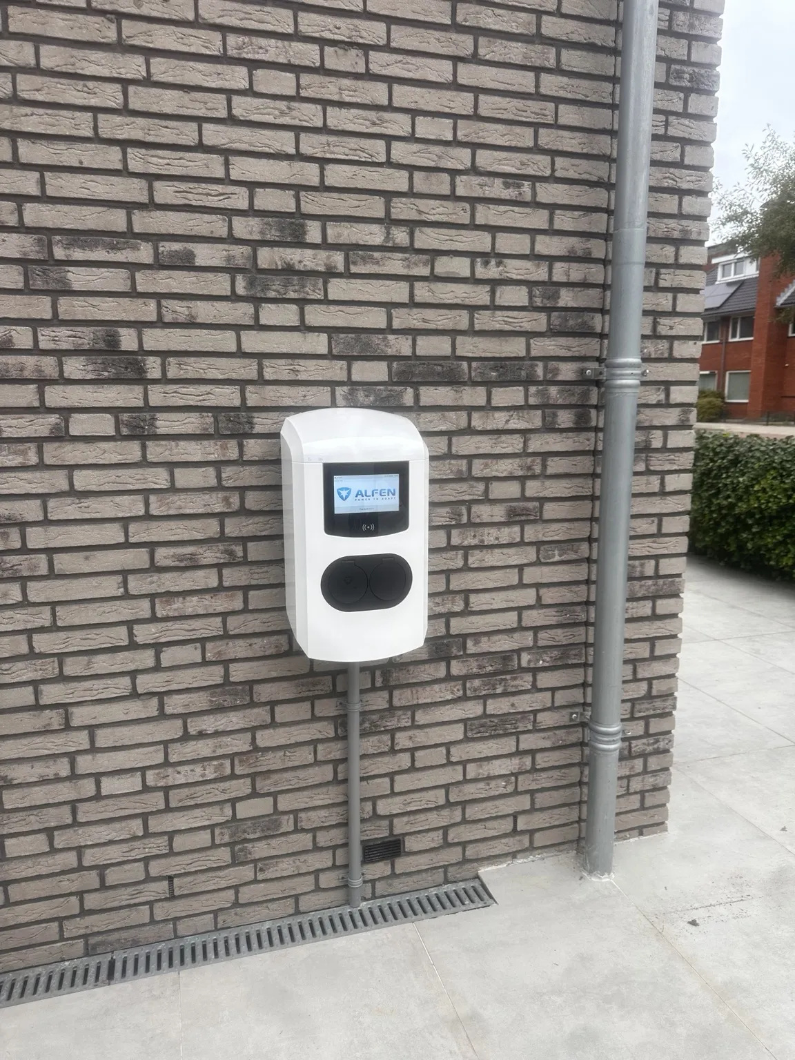 Close-up van het Alfen-laadstation met scherm en twee laadaansluitingen