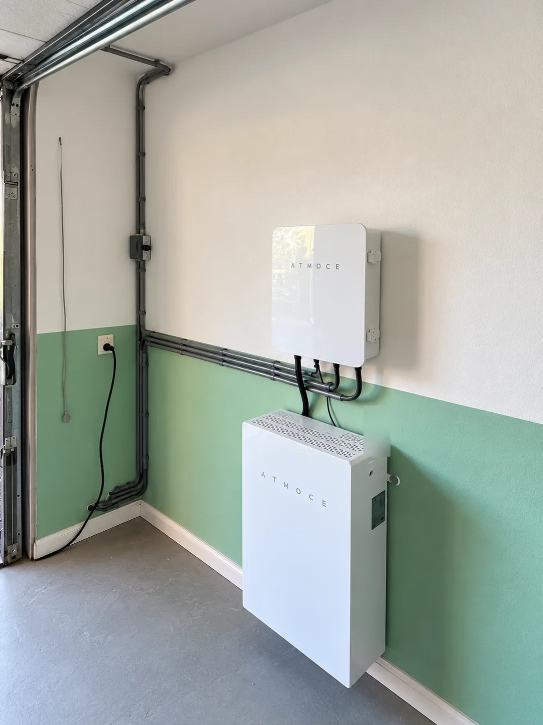 Atmoce-thuisbatterij en back-upunit in een garage