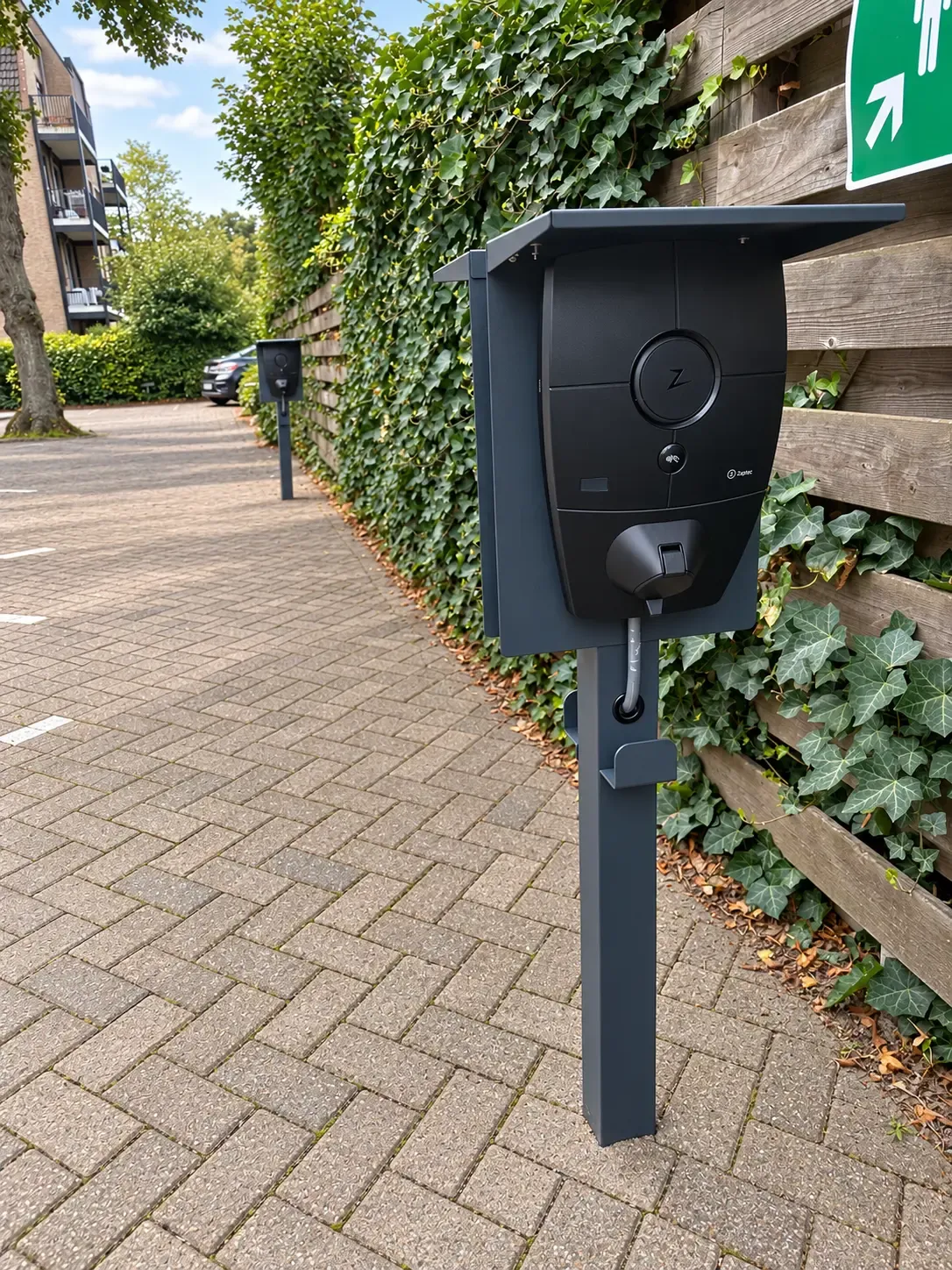 Zijaanzicht van een duopaal met Zaptec Pro, tweede paal op de achtergrond