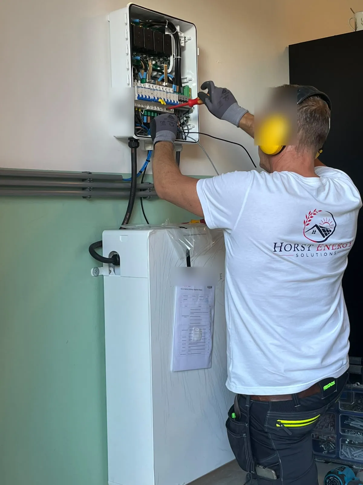 Monteur van Horst Energy Solutions sluit de back-upunit aan