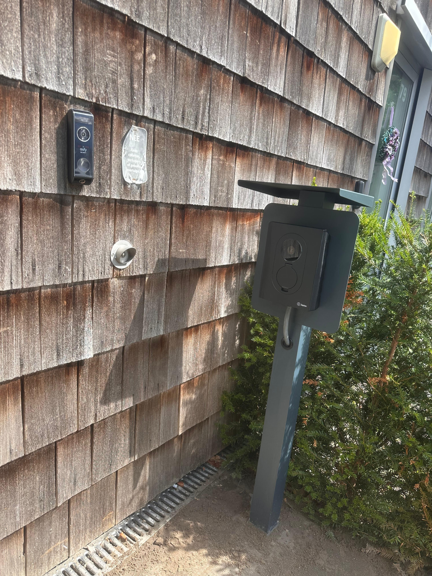 Laadpaal met laadkabel aangesloten op een elektrische auto