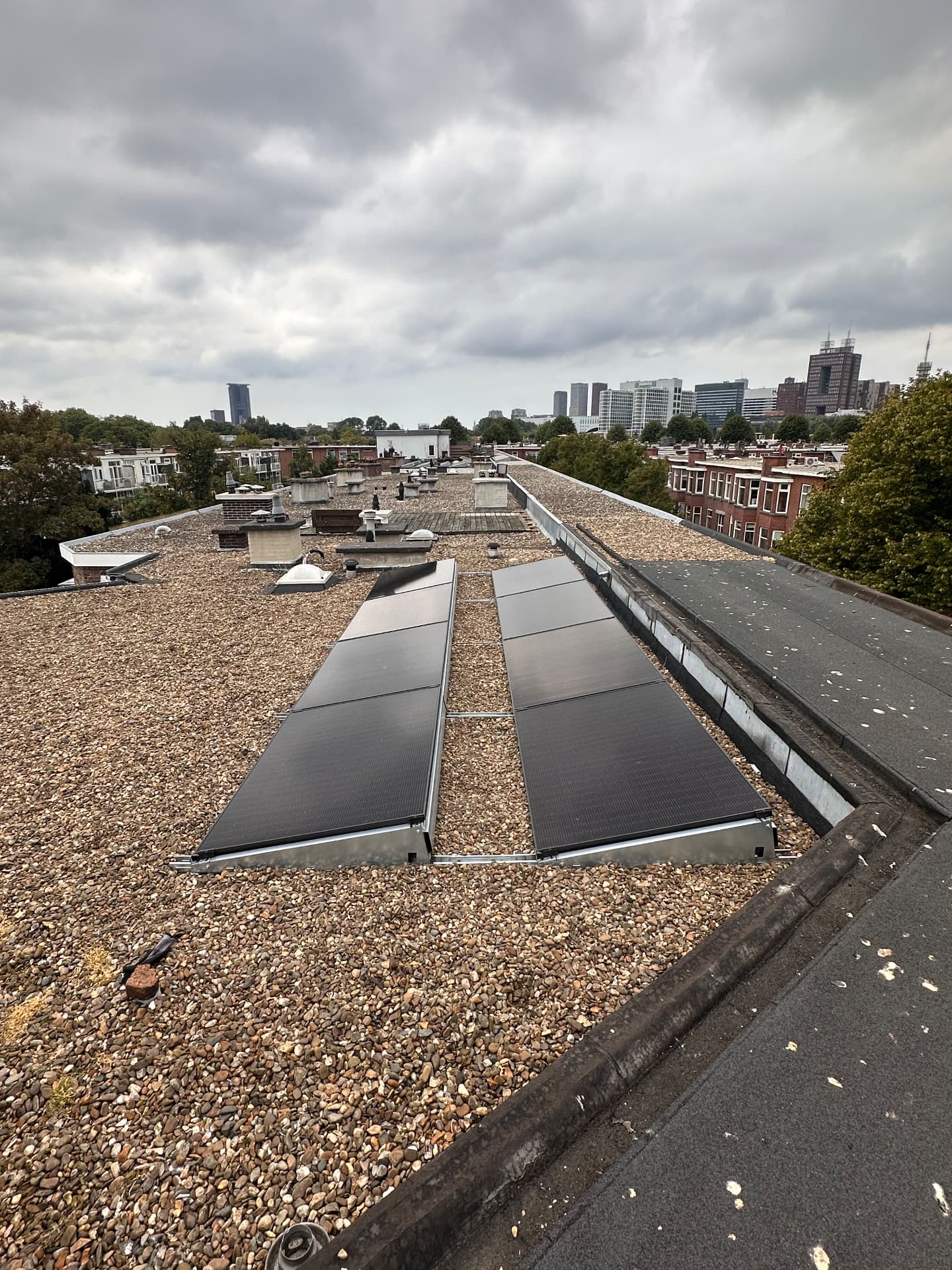 Detailfoto van de montagerails en ballastblokken onder de zonnepanelen