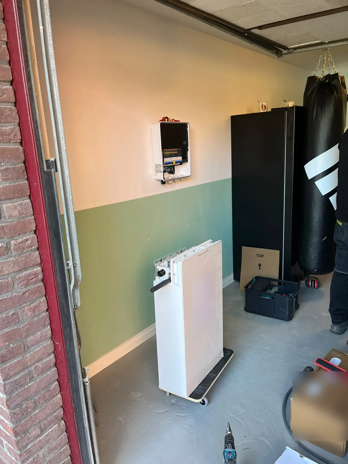 Garage tijdens de voorbereiding, batterij nog op de transportkar