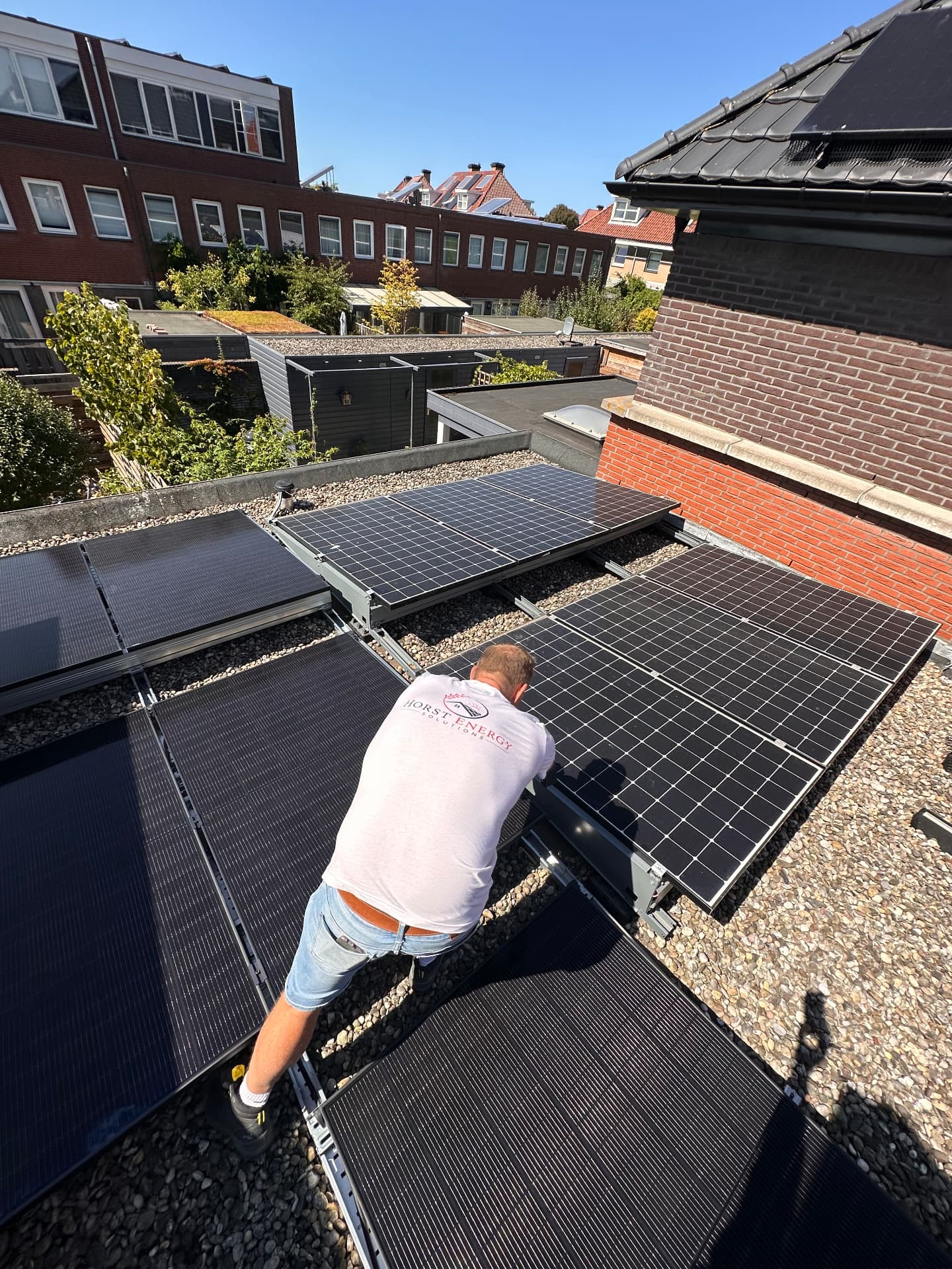 Omvormer aan de gevel, aangesloten op de zonnepanelen op het dak