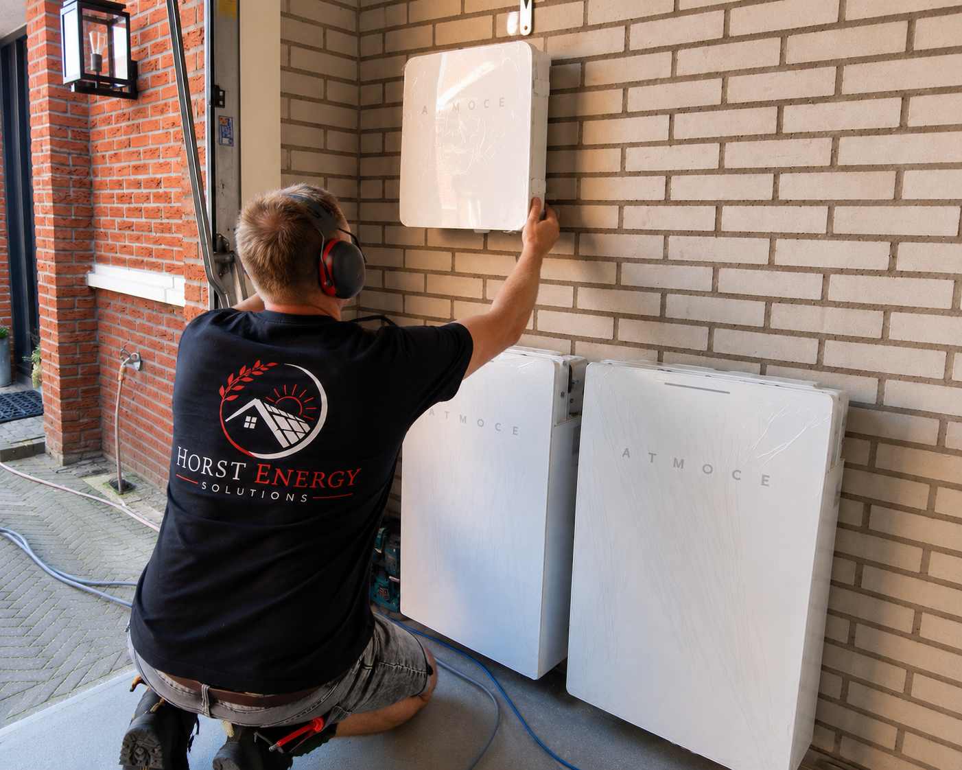 Geïnstalleerde Atmoce thuisbatterij met energiemanagement in een bijkeuken