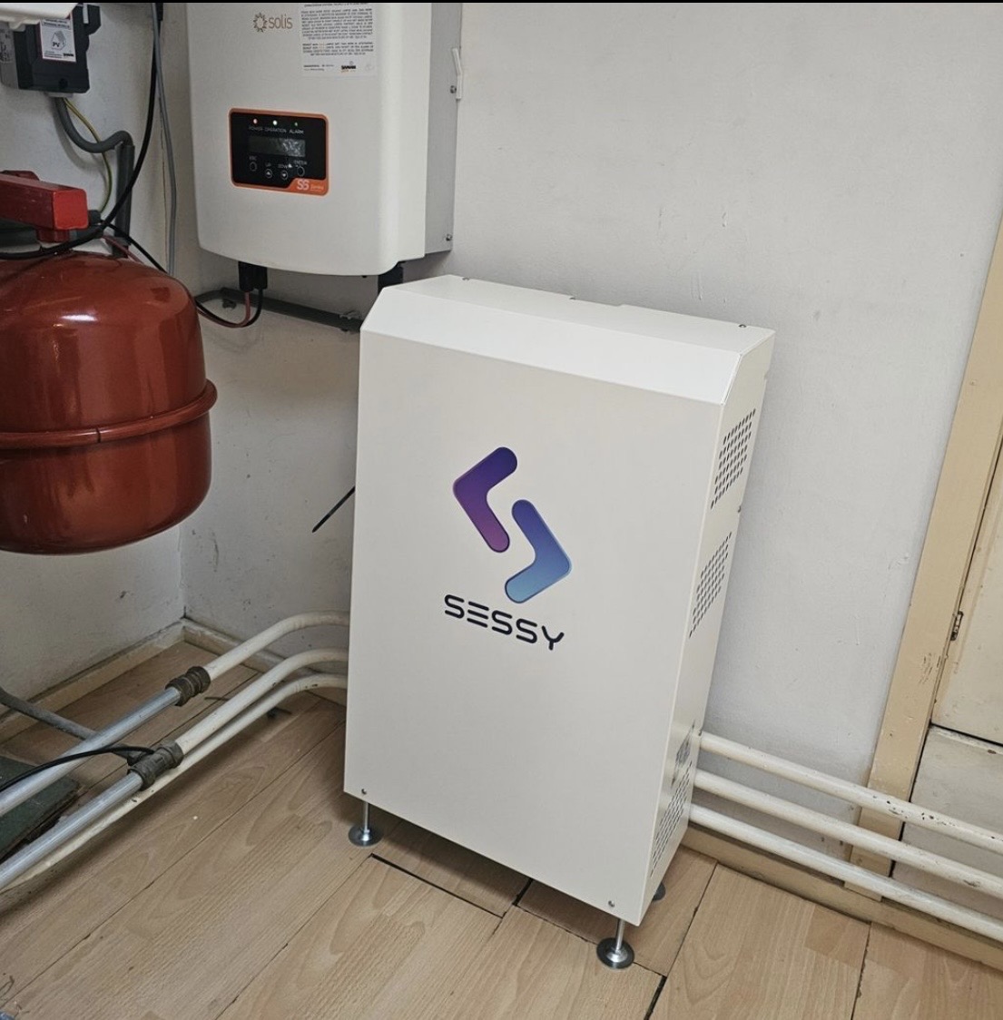 Sessy thuisbatterij met nette kabelgoot in een garage